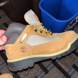 MENS TIMBERLAND FIELD BOOT SIZS 9.5 (USED CONDITION) WORN A FEW TIMES.